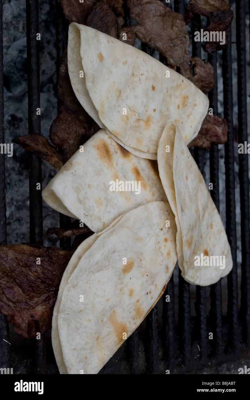 Tortilla di grigliati per preparare le fajitas a un messicano barbecue vicino Cosala, Sinaloa Membro, Messico. Foto Stock