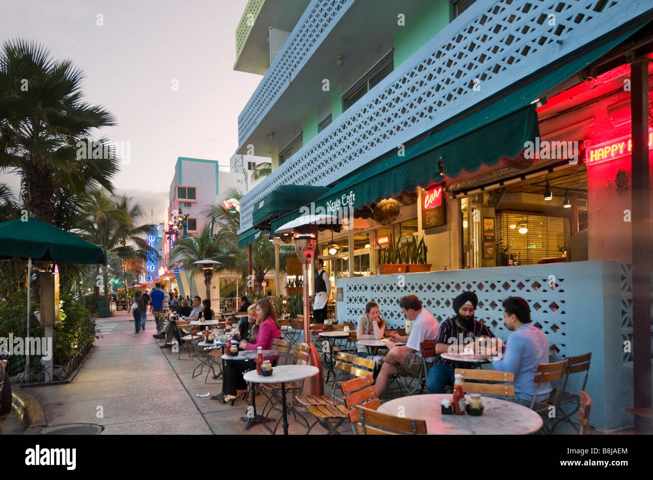 Presto la sera in un cafe bar su Ocean Drive nel Quartiere Art Deco di South Beach, Miami Beach, Gold Coast, Florida, Stati Uniti d'America Foto Stock
