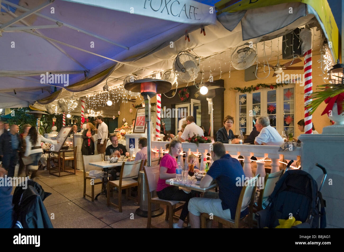 Ristorante di notte su Ocean Drive nel Quartiere Art Deco di South Beach, Miami Beach, Gold Coast, Florida, Stati Uniti d'America Foto Stock