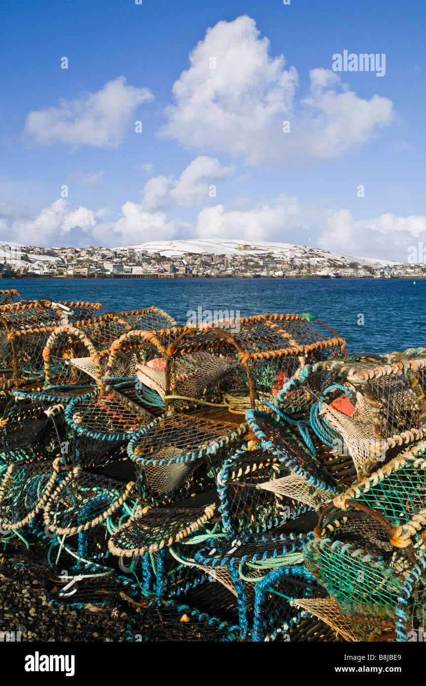 Dh STROMNESS ORKNEY granchi e aragoste cantre Hamnavoe porto colline di neve lobsterpots cestelli Foto Stock