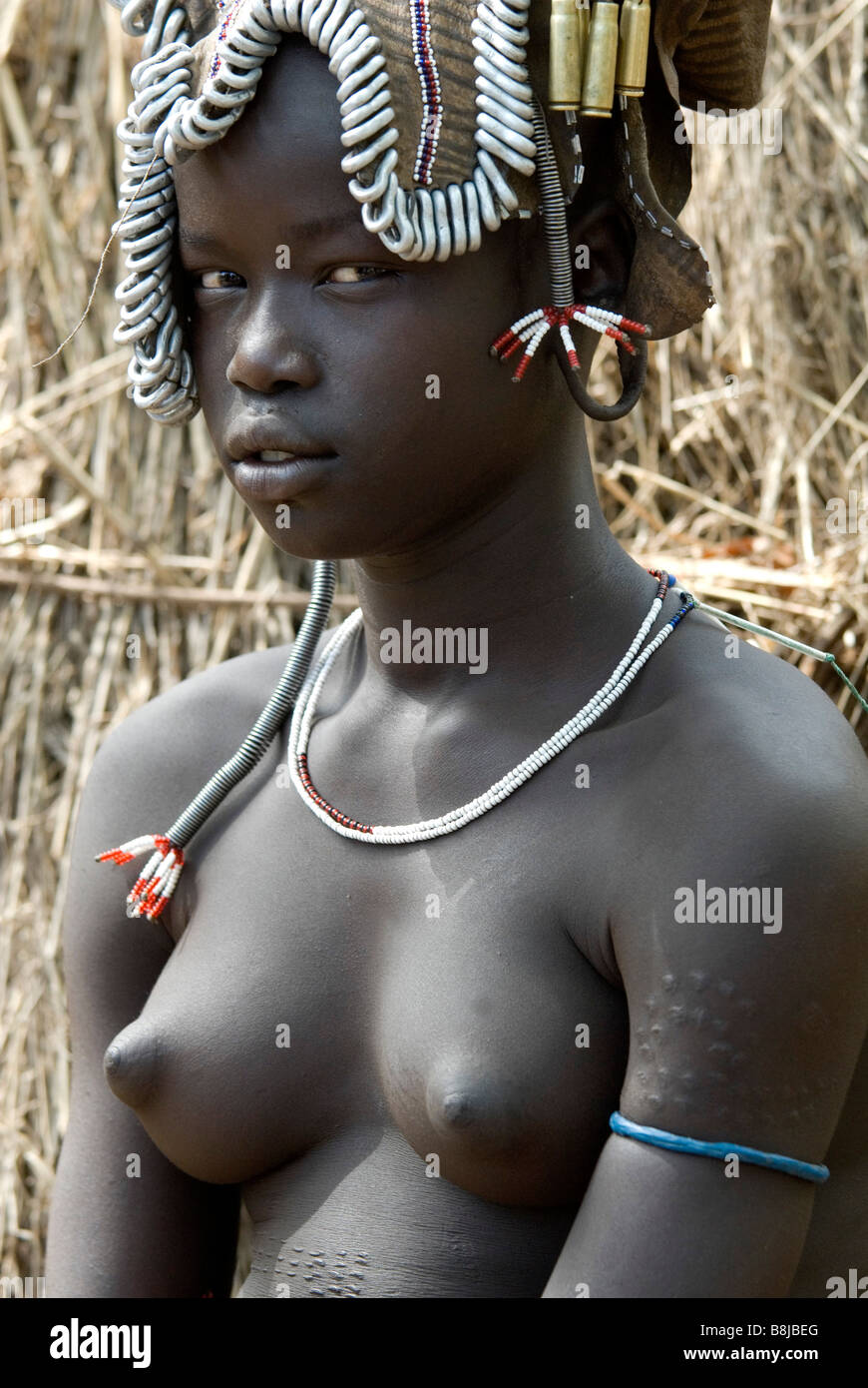Giovane ragazza della tribù dei Mursi bassa valle dell'Omo Etiopia Foto Stock