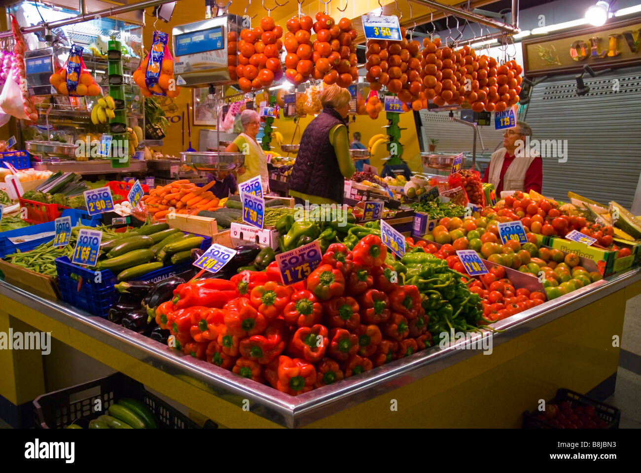 Pressione di stallo per la vendita di frutta e verdura al Mercat il mercato di Santa Caterina a Sant Pere quartiere di Barcellona Spagna Europa Foto Stock