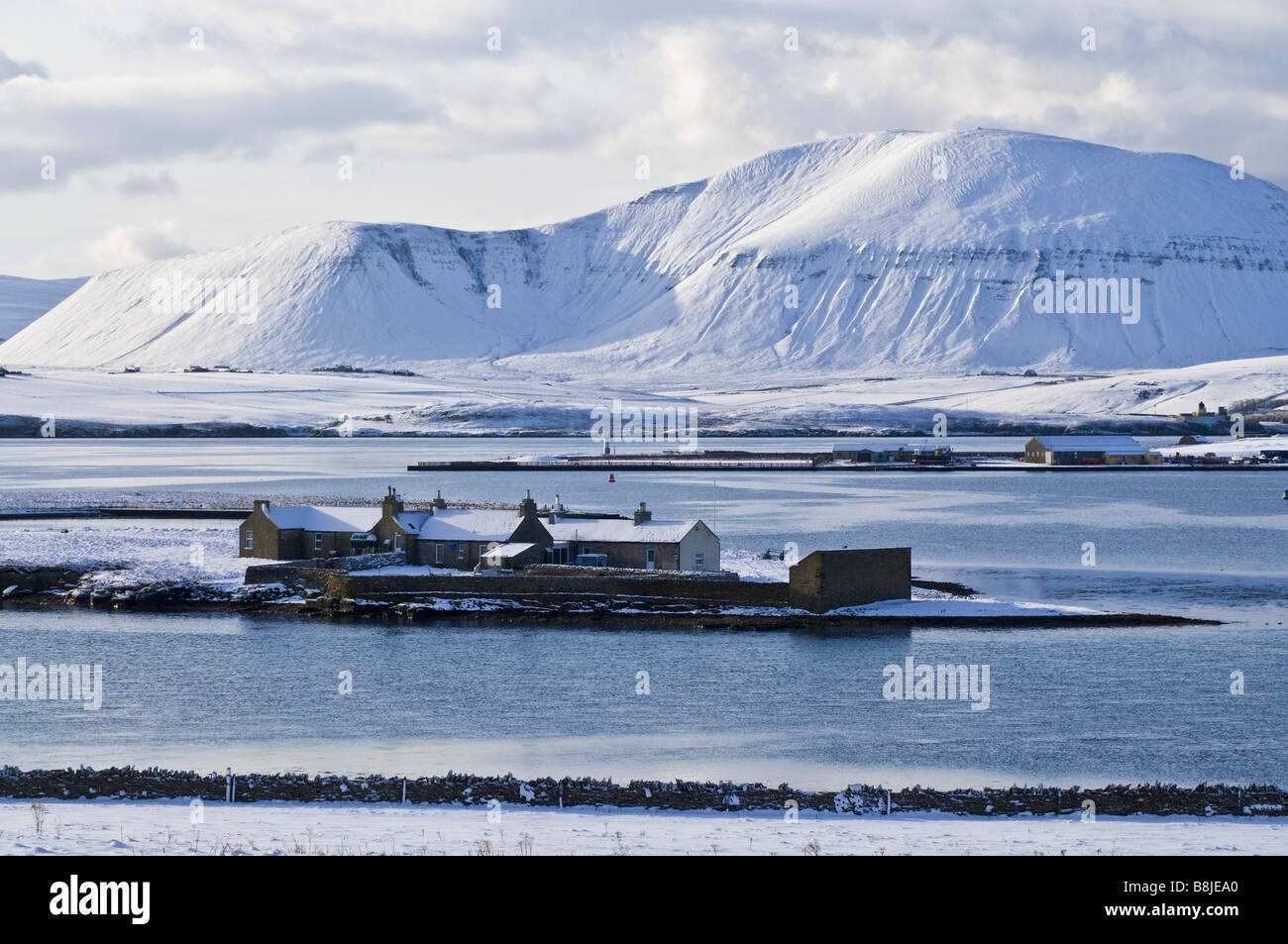 Dh Holm interna STROMNESS ORKNEY Island house snow white Hoy colline Foto Stock