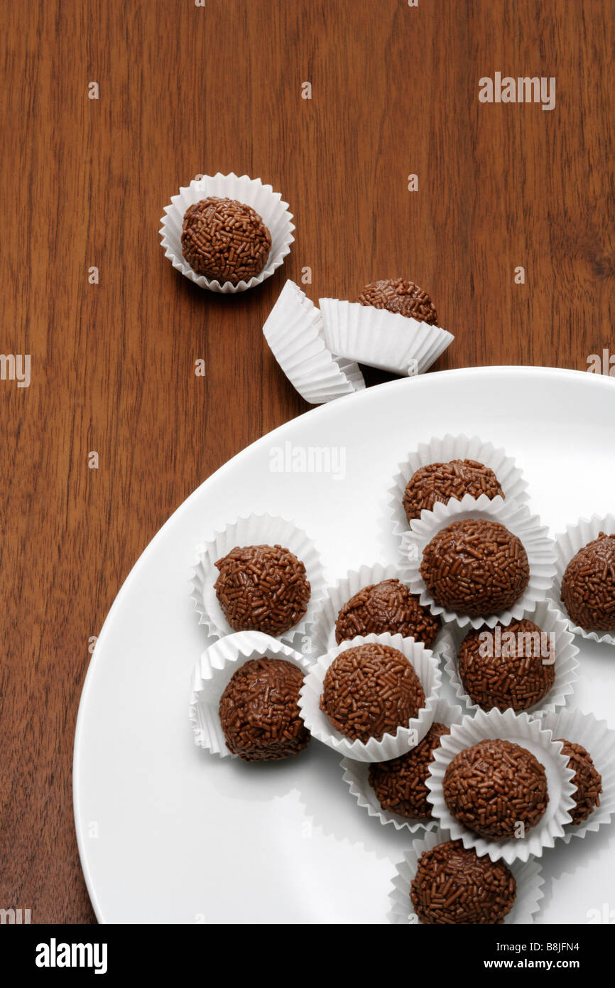 Rumkugeln auf Teller Foto Stock