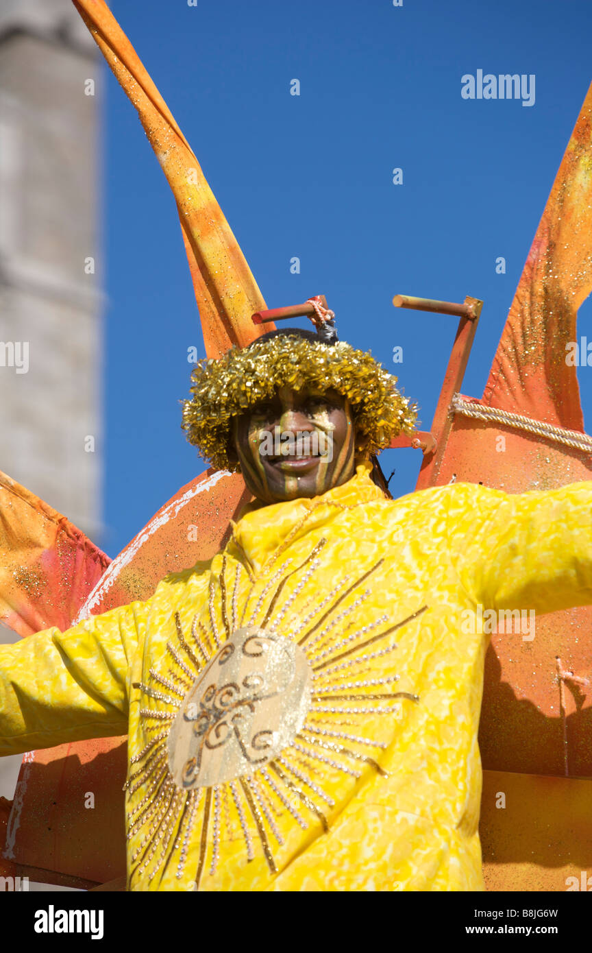 I partecipanti e gli spettatori e i personaggi e sfilata curiosi in il giorno di San Patrizio parade, Dublino, Irlanda Foto Stock