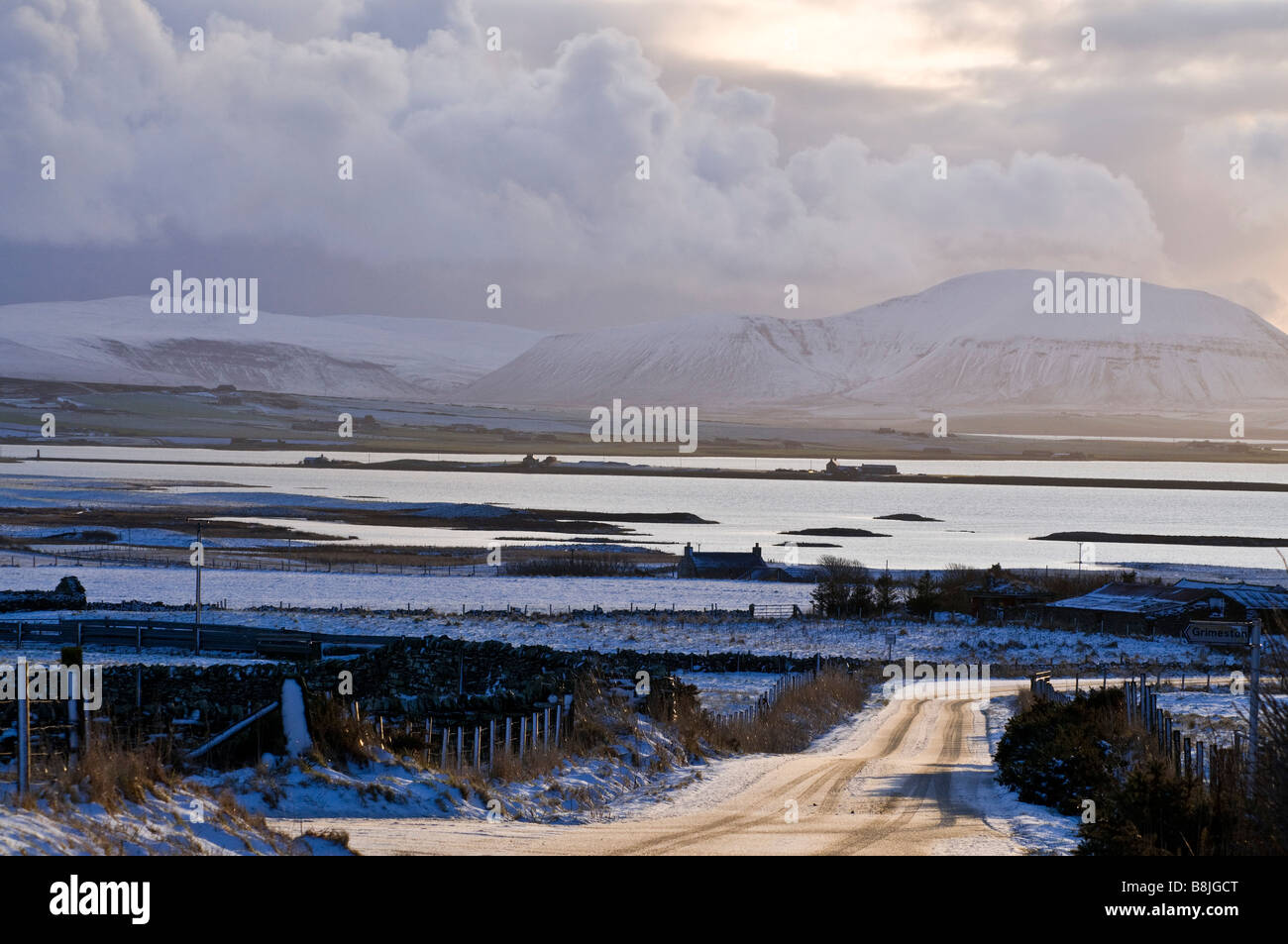 dh HARRAY ORKNEY Loch Harray Stenness Hoy Hills ghiaccio nevoso strade corsie inverno paesaggio campagna regno unito inverno strada aperta scozia paese Foto Stock