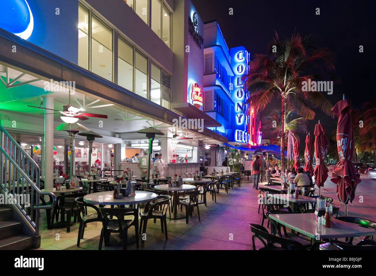 Johnny Rockets ristorante di notte su Ocean Drive, quartiere Art Deco di South Beach, Miami Beach, Gold Coast, Florida, Stati Uniti d'America Foto Stock