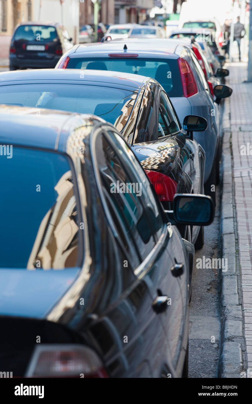 Fila di automobili parcheggiate in area urbana Foto Stock