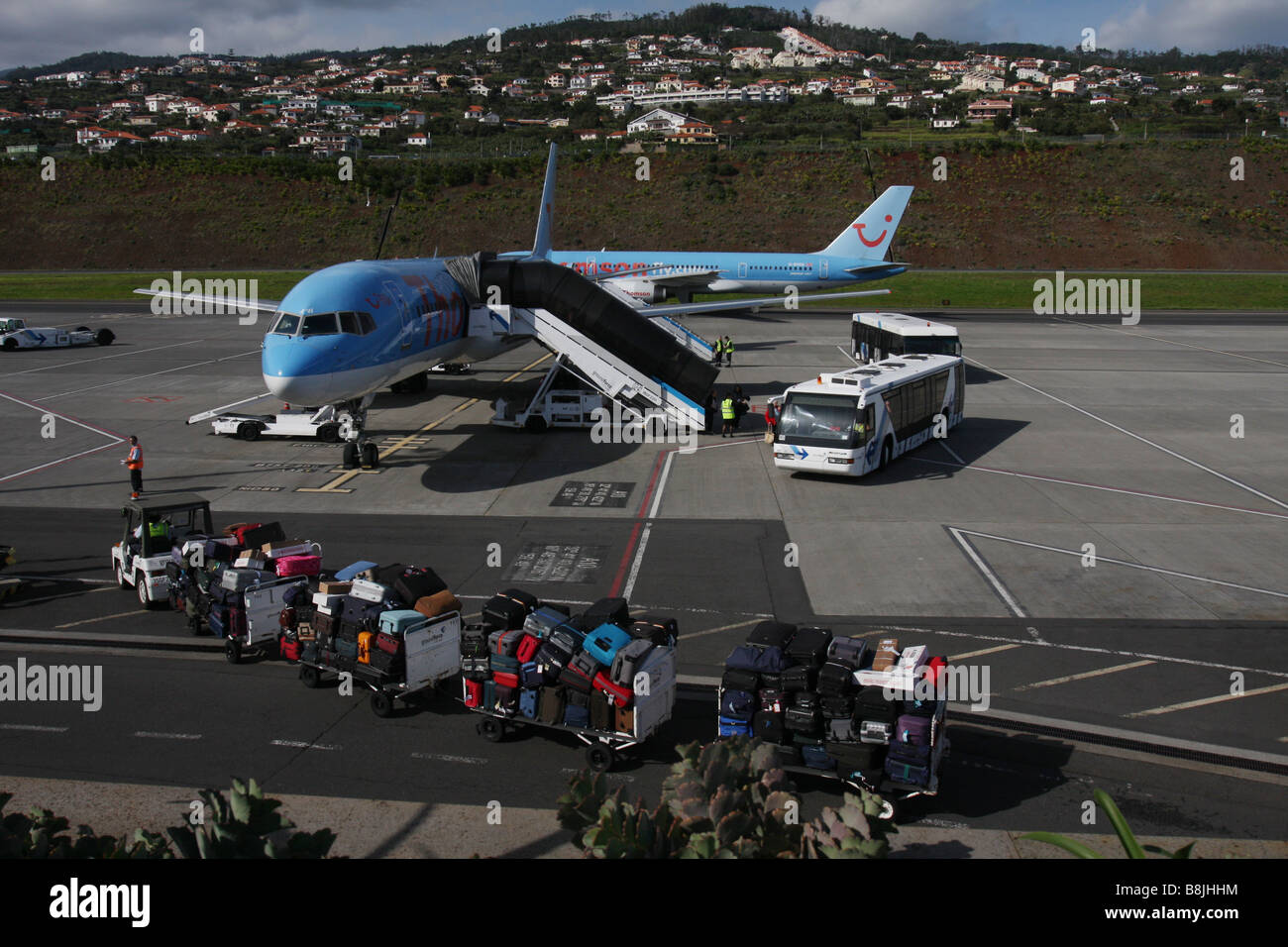 Bagaglio arriva per il caricamento su un Thomson volo vacanza all aeroporto di Madeira Foto Stock