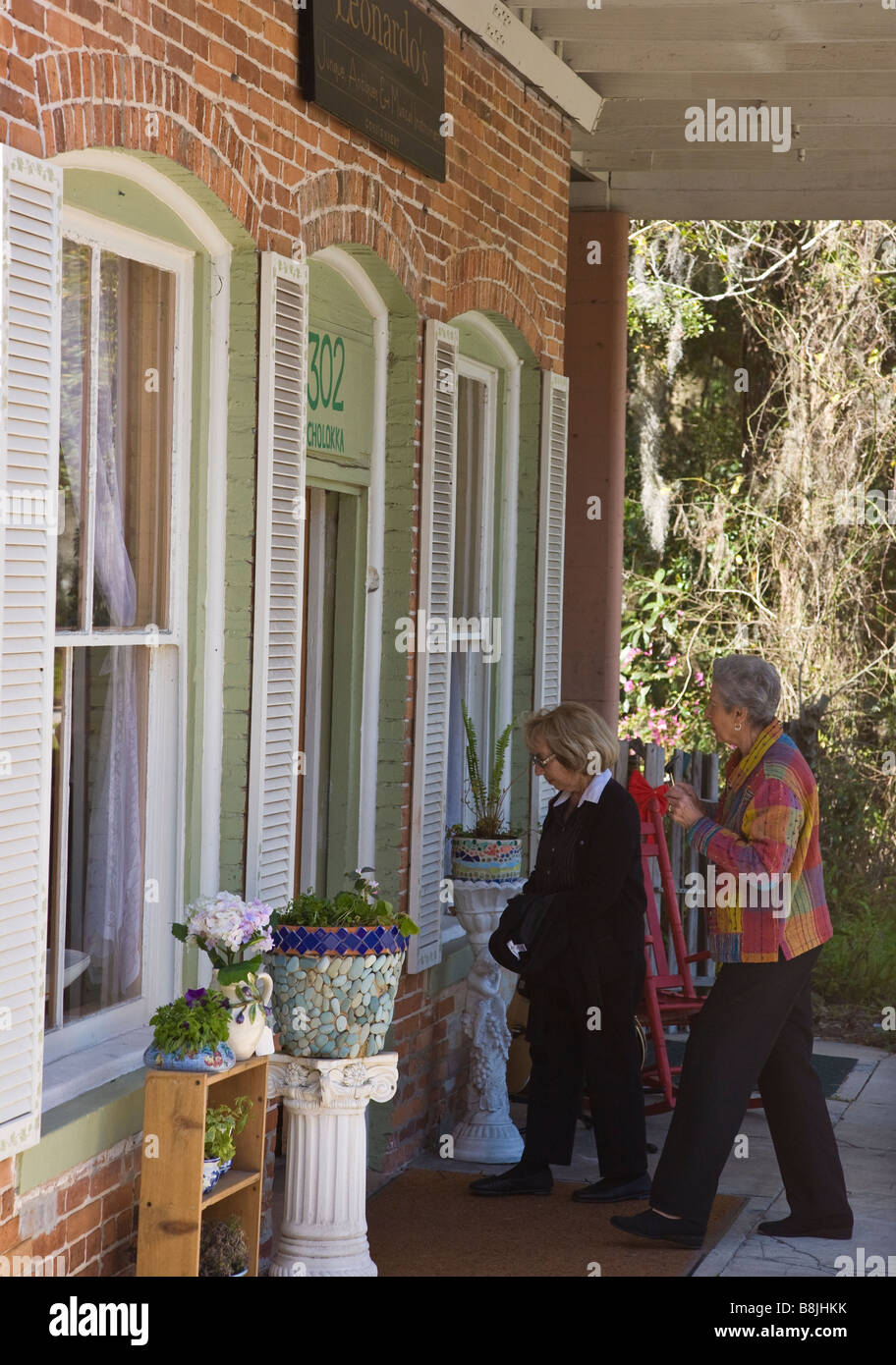 Gli amanti dello shopping sul seminario NW Avenue nel Quartiere Storico elencato sul registro nazionale dei luoghi storici di Micanopy Florida Foto Stock