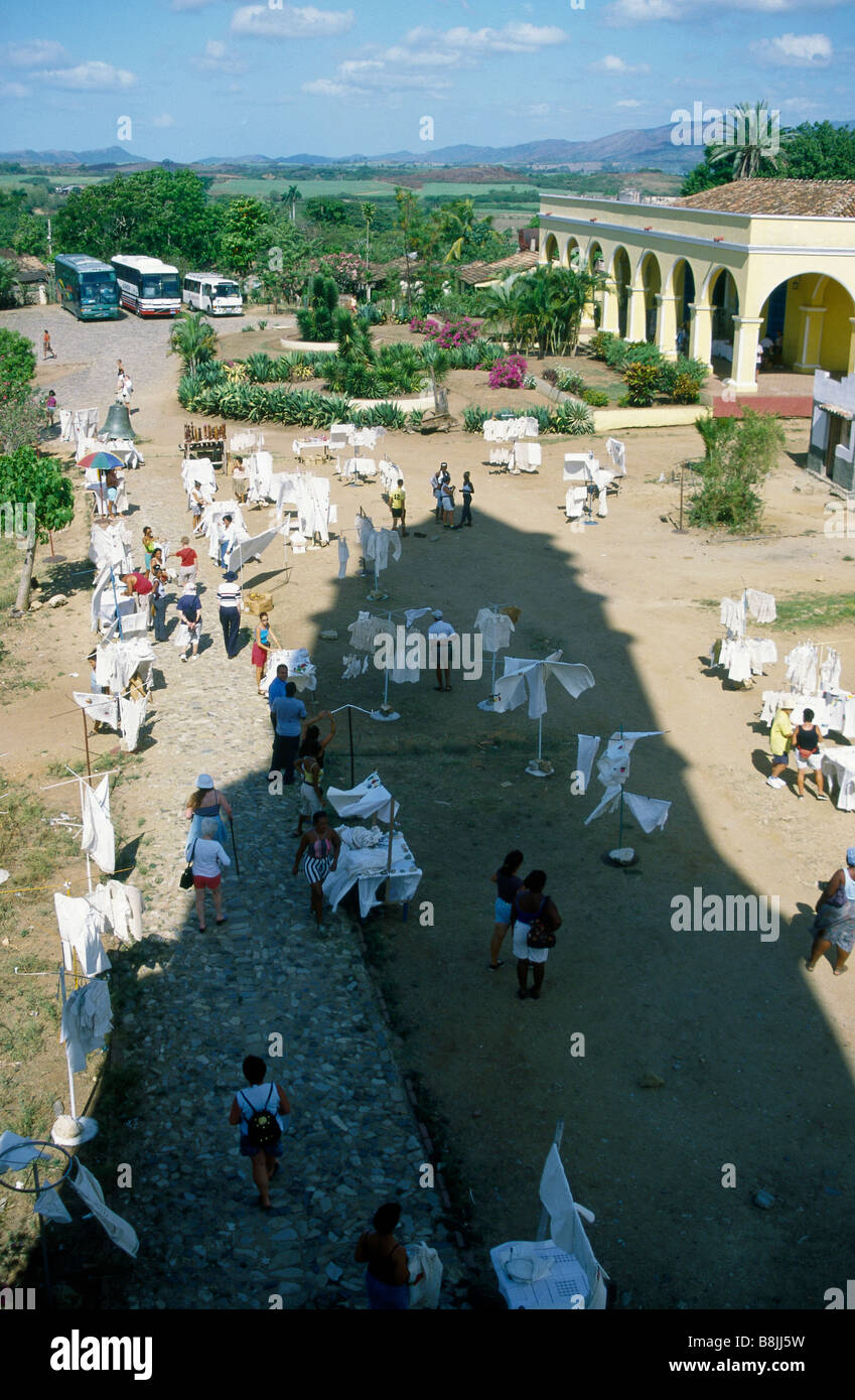 Manaca Iznaga vista dalla torre sulla piazza del mercato si spegne persone ombra della torre sul suolo TRINIDAD CUBA Foto Stock