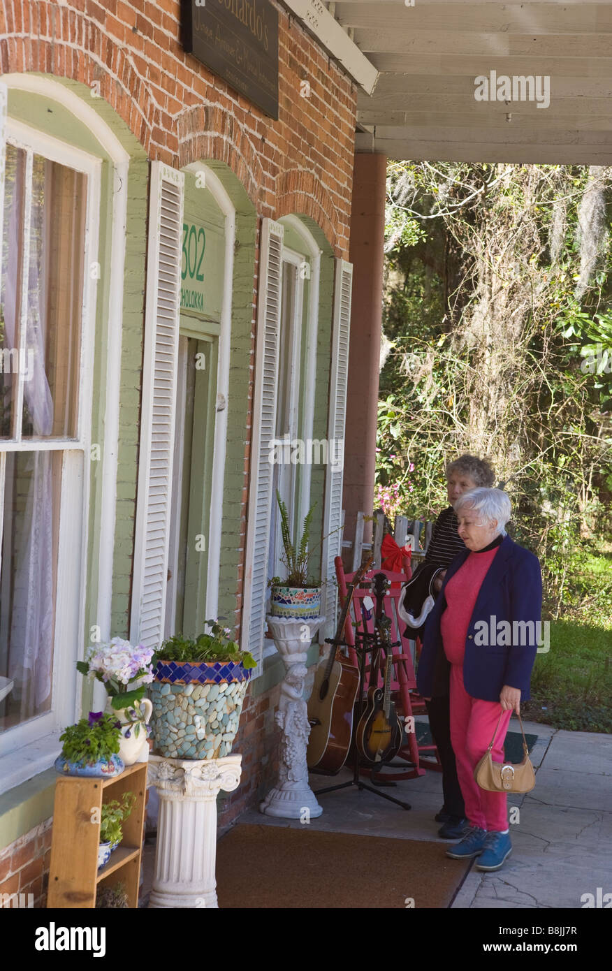 Gli amanti dello shopping sul seminario NW Avenue nel Quartiere Storico elencato sul registro nazionale dei luoghi storici di Micanopy Florida Foto Stock