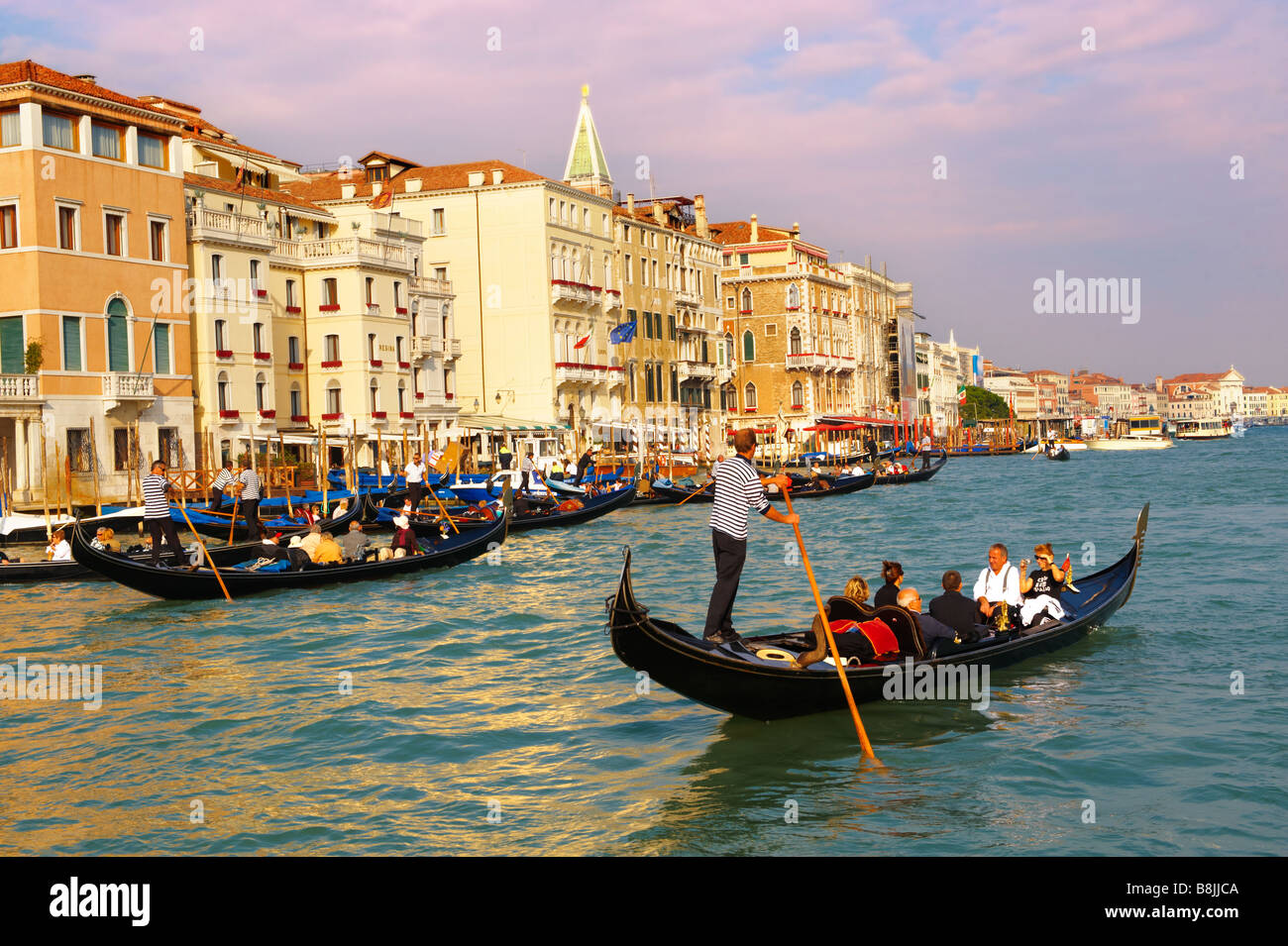 Venezia. Gondola sul Canal Grande fino a Piazza San Marco. Italia Foto Stock