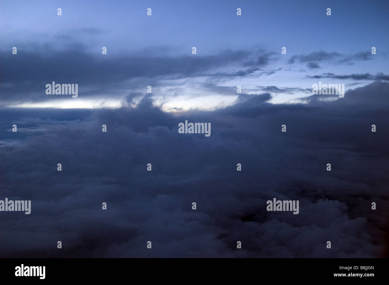 Aeroplano nuvole di tempesta Foto Stock