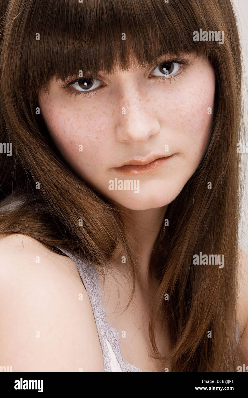 Dissaturato Ritratto di giovane bella ragazza con le lentiggini Foto Stock