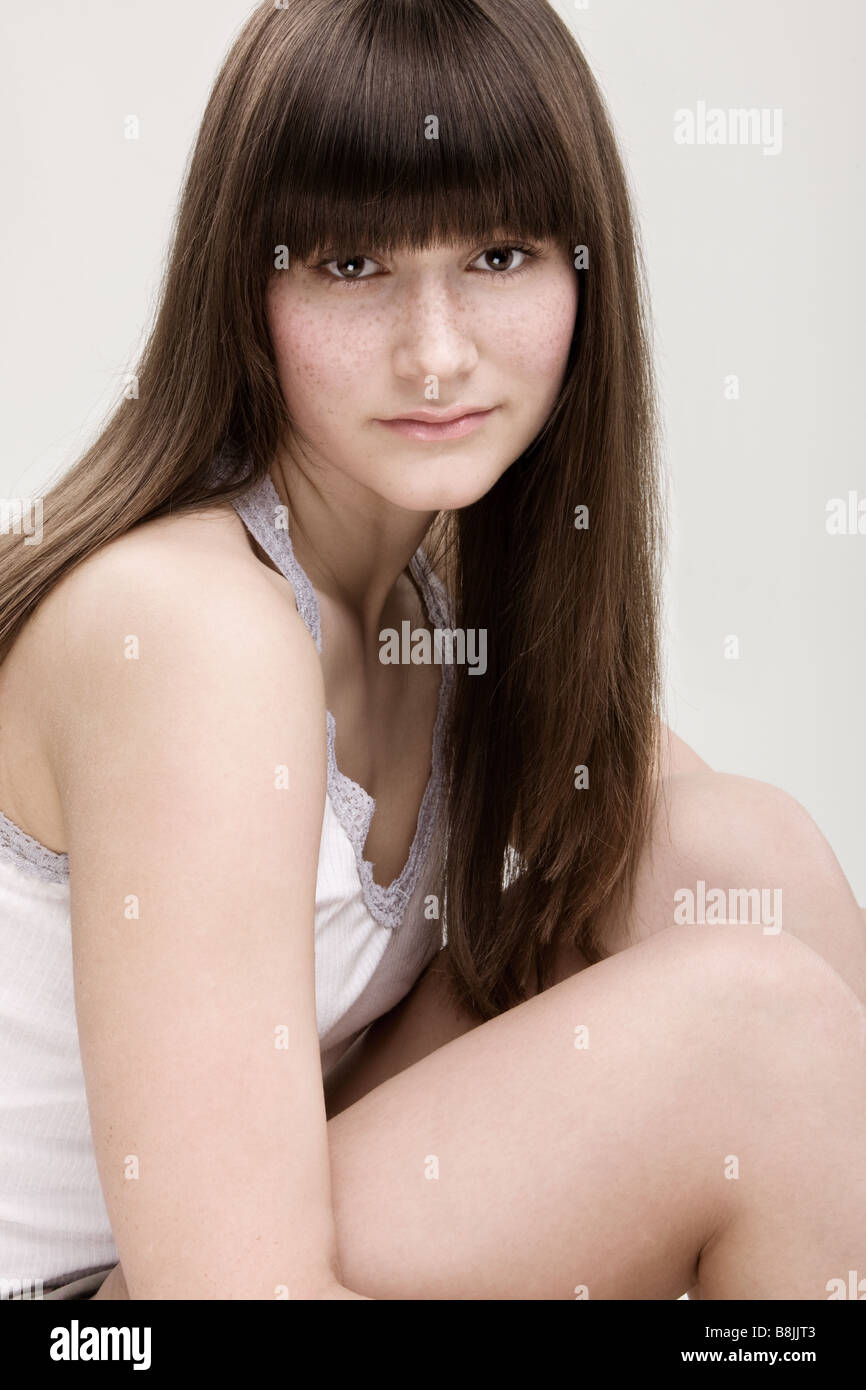 Dissaturato Ritratto di giovane bella ragazza con le lentiggini Foto Stock