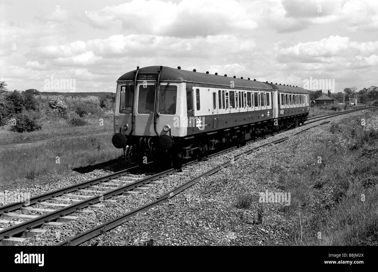 Diesel Multiple Unit treno Bearley, Warwickshire, Inghilterra, Regno Unito 1985 Foto Stock