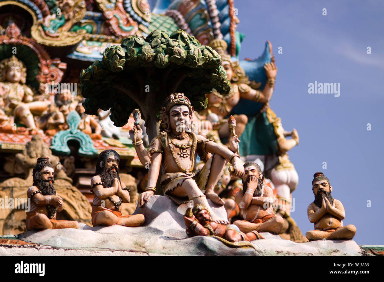 India Tamil Nadu Kumbakonam Nageshwara tempio interno scultura di divinità e sadhus Foto Stock