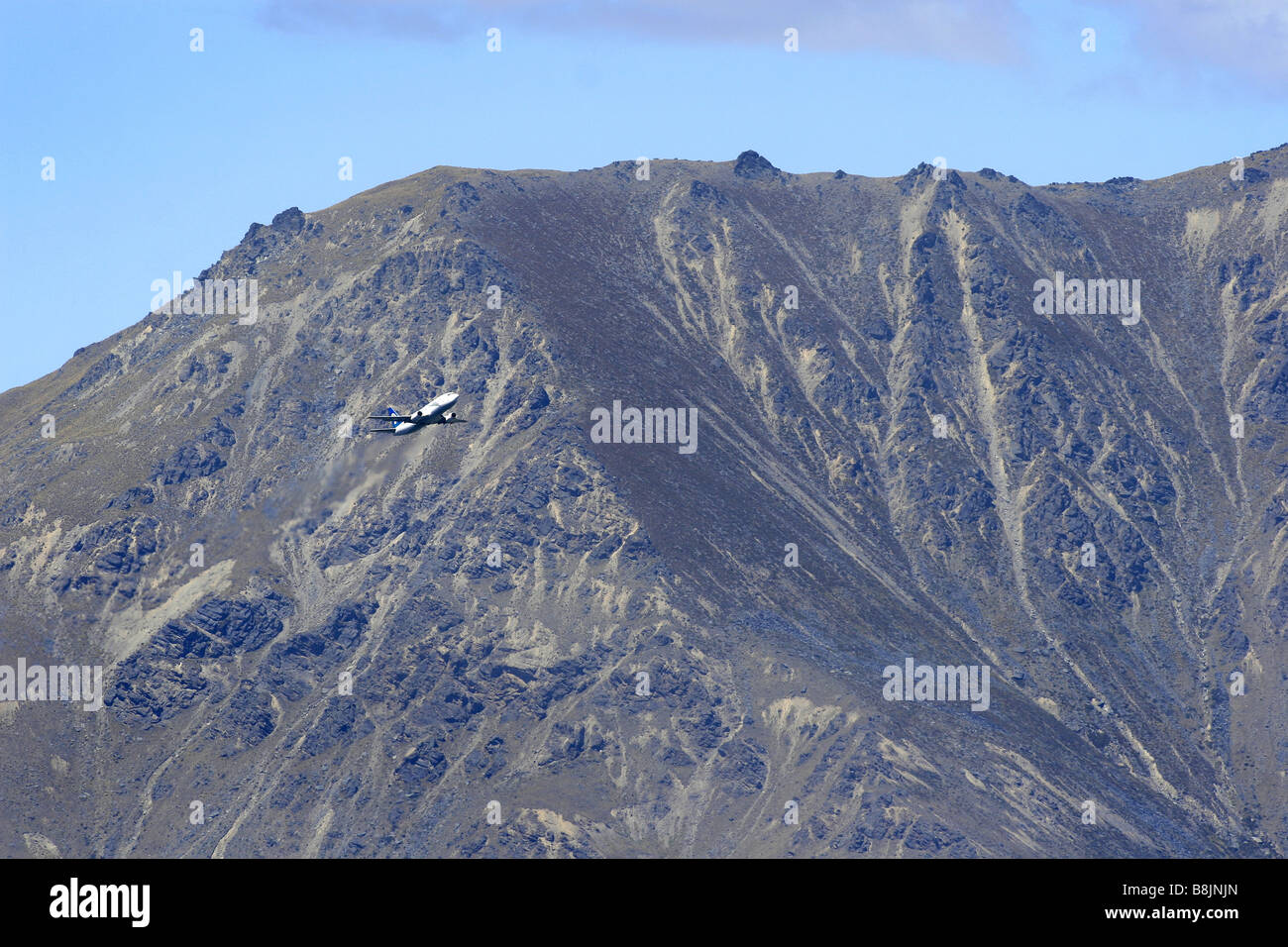 Un aereo decolla dall'Aeroporto di Queenstown, con il Remarkables in background, Nuova Zelanda Foto Stock