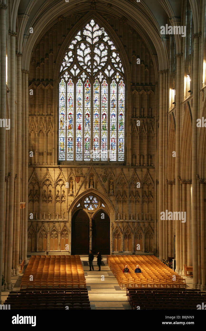 Città di York, Inghilterra. Vista interna di York Minster navata e grande finestra Occidentale. Foto Stock
