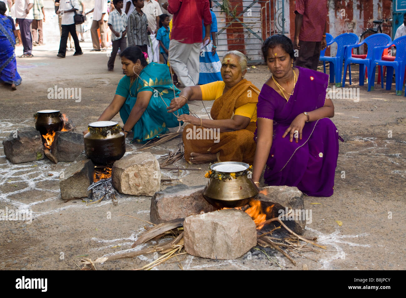 India Tamil Nadu Madurai Thiruchuli Village harvest festival donne Pongal cottura sul fuoco aperto Foto Stock