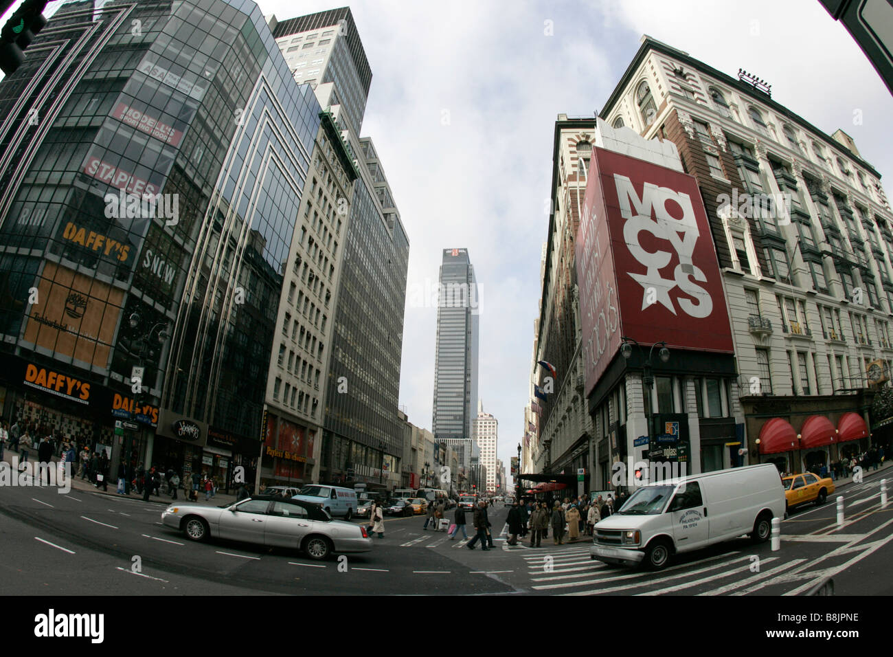 Il traffico di attraversamento al di fuori di intersezione Macys a Broadway e 34th Street Herald Square di New York City New York STATI UNITI D'AMERICA Foto Stock