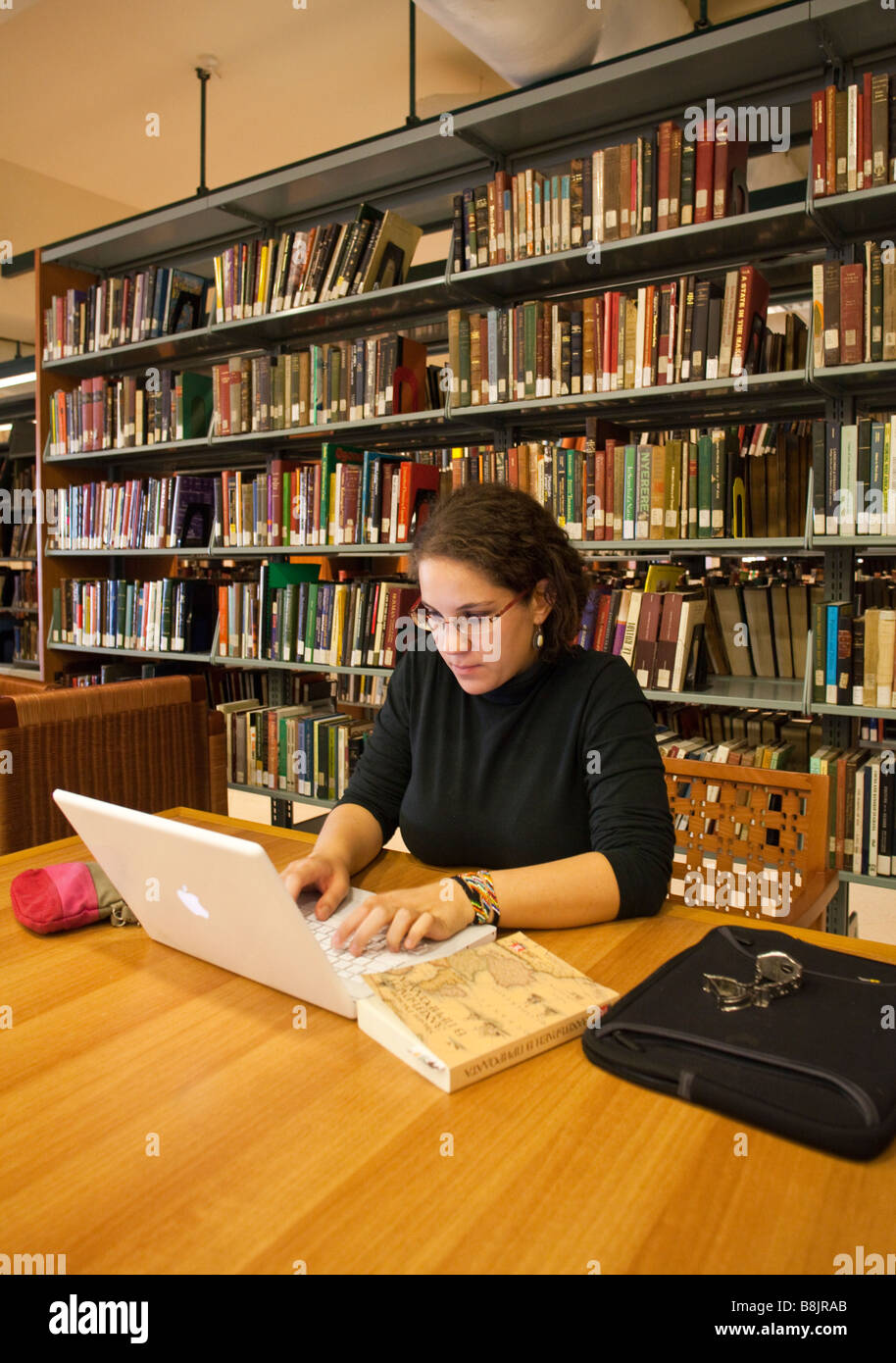 Studenti che lavorano al computer nella biblioteca universitaria Foto Stock