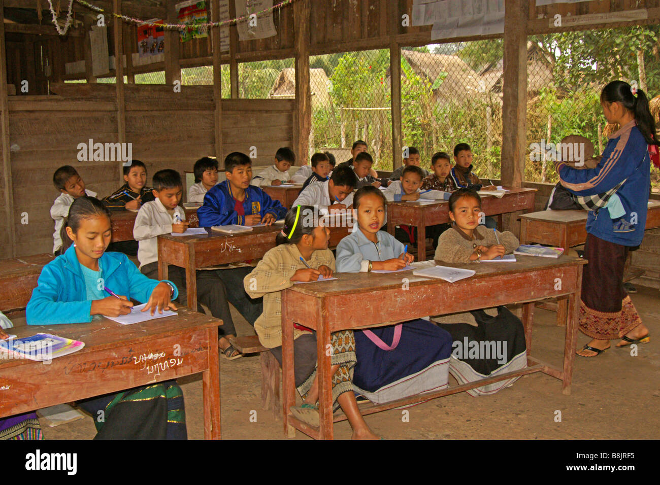 Classe a scuola rurale nel villaggio hilltribe, Namtha Provincia, Laos Foto Stock