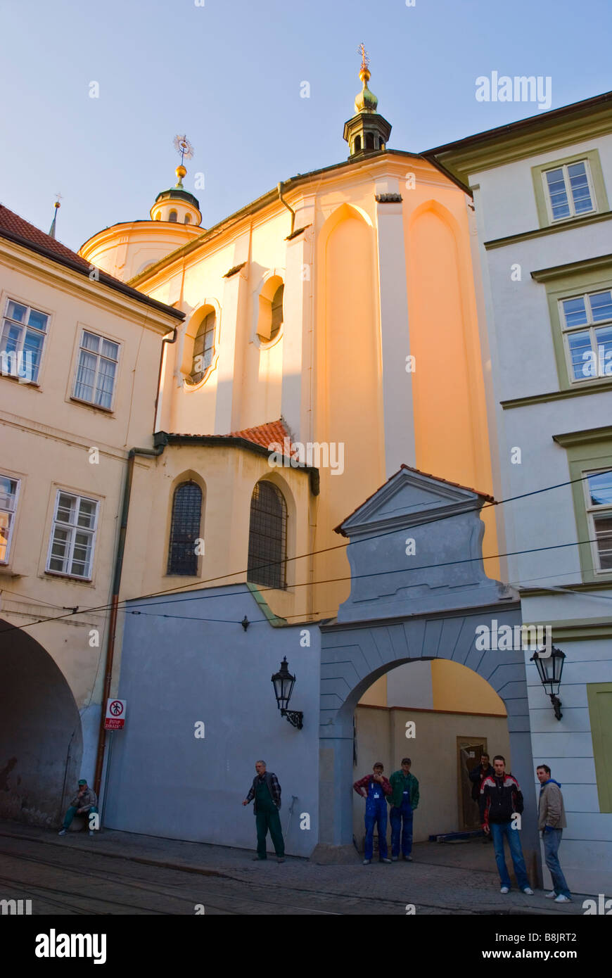 Operai avente una pausa sigaretta fuori Sv Tomas chiesa nel quartiere di Mala Strana di Praga Repubblica Ceca Europa Foto Stock