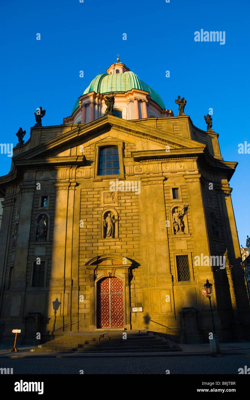 Sv Frantisek chiesa a Krizovnicke Namesti square a Praga Repubblica Ceca Europa Foto Stock