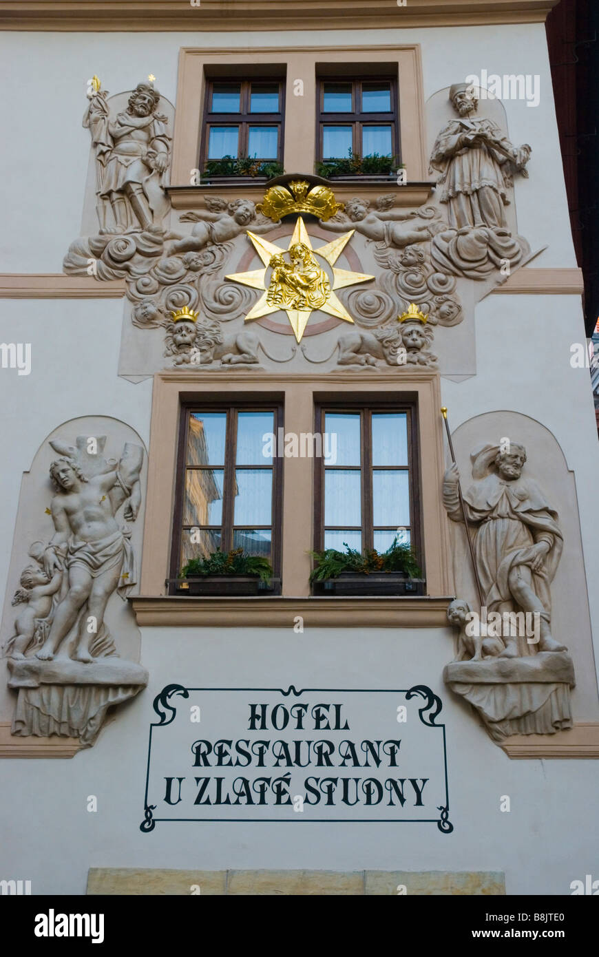 L'esterno dell'Hotel e ristorante U Zlate Studny nella Città Vecchia di Praga Repubblica Ceca Europa Foto Stock
