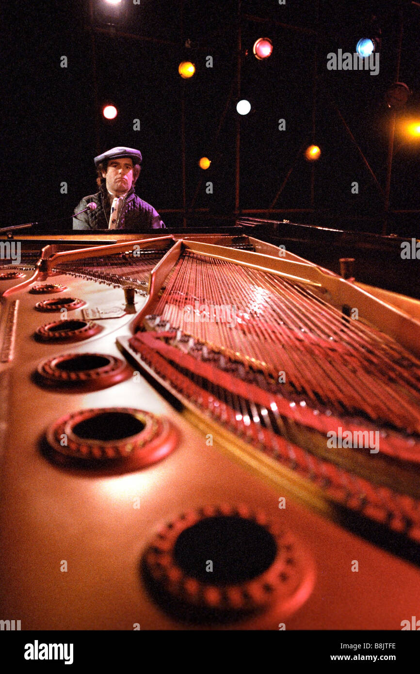 Cantautore Elton John seduto al pianoforte DICEMBRE 1978 PER0135 Foto Stock