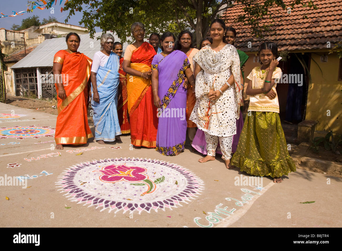 India Tamil Nadu Madurai Thiruchuli Village Pongal celebrazione Rangoli concorrenti Foto Stock