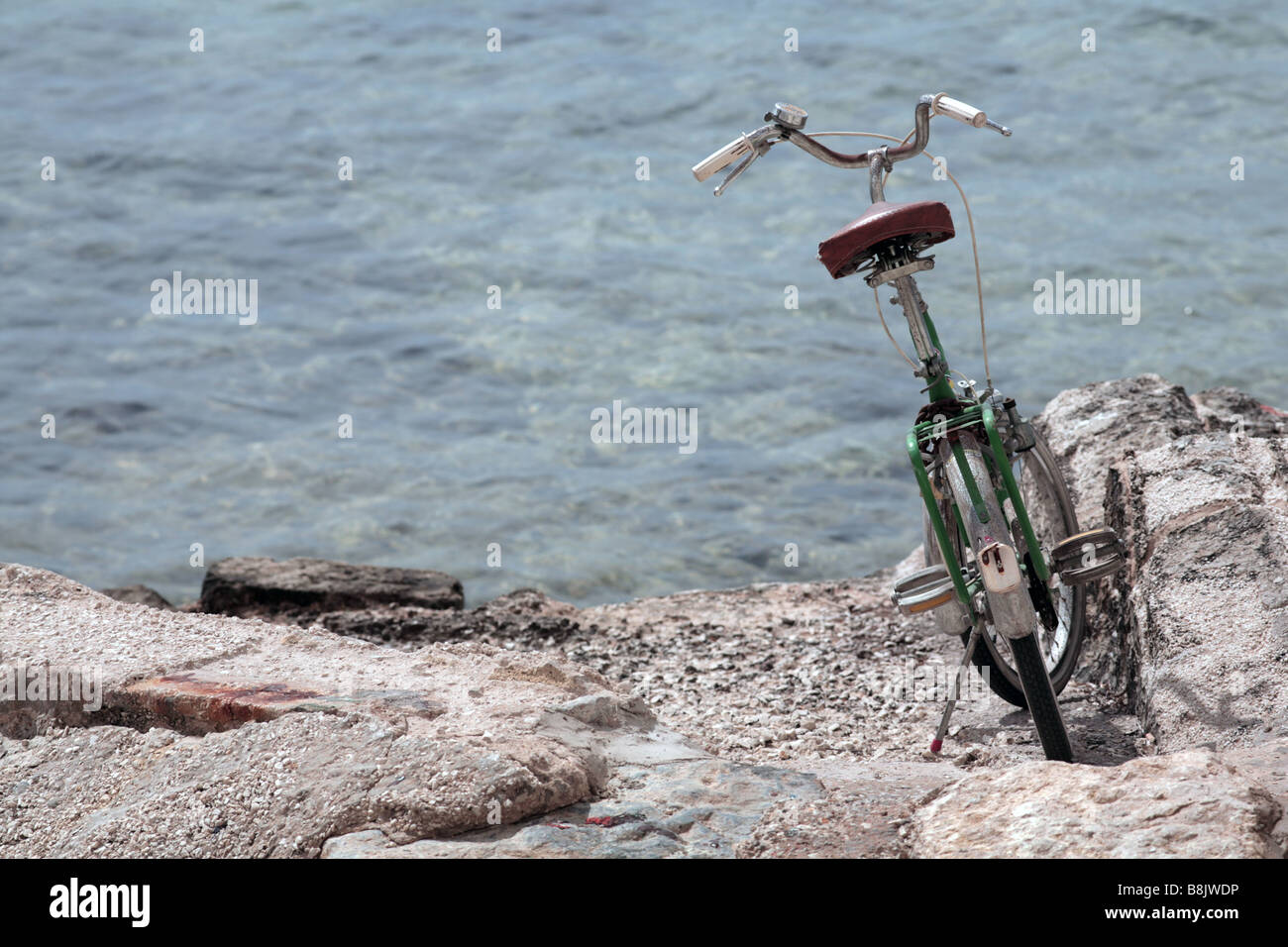 Una bicicletta presso il mare di bordo, Trapani, Sicilia Occidentale, Italia. Foto Stock