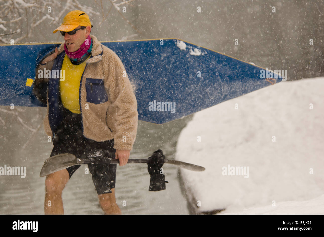 Un ex nazionale statunitense paddler passeggiate su un dock con la sua barca, coregoni, MT. Foto Stock