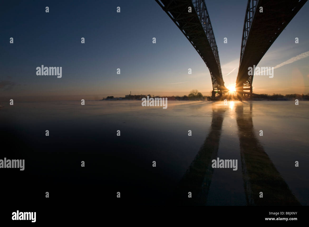 Port Huron Michigan l'acqua blu ponte attraverso il St Clair fiume che unisce gli Stati Uniti e il Canada Foto Stock