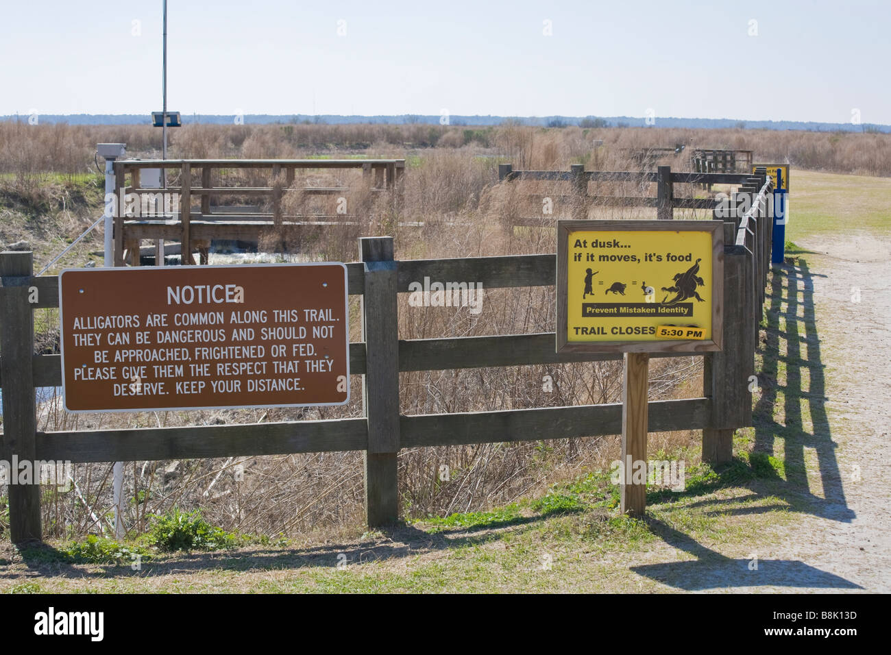 Cartelli di avvertimento su La Chua Trail in Paynes Prairie preservare parco dello stato in Micanopy vicino a Gainesville Florida Foto Stock