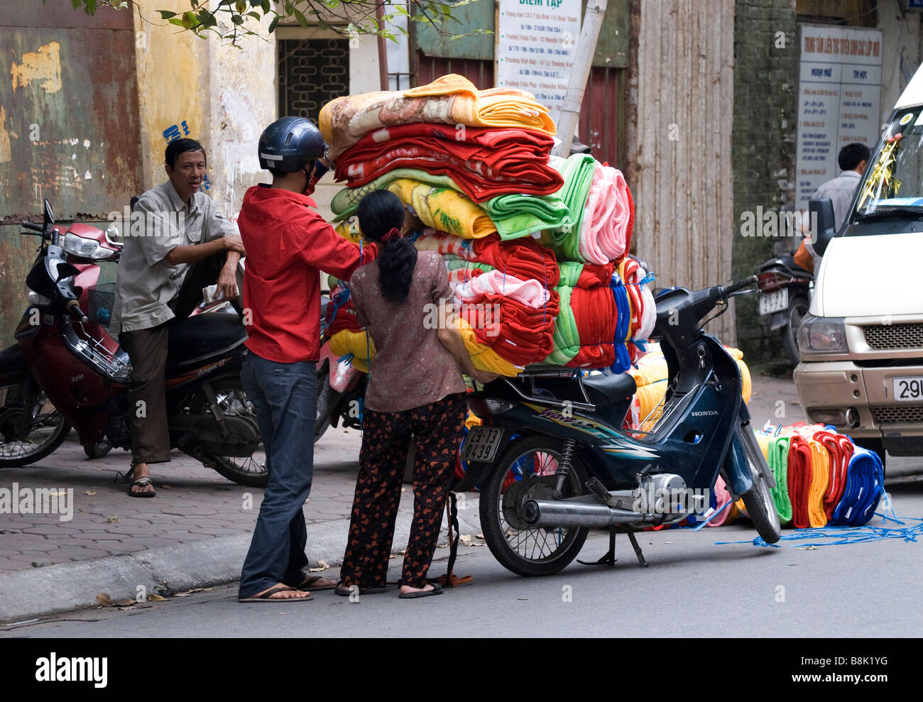 Rickshaws, biciclette e persone - Rush Hour ad Hanoi, Vietnam Foto Stock