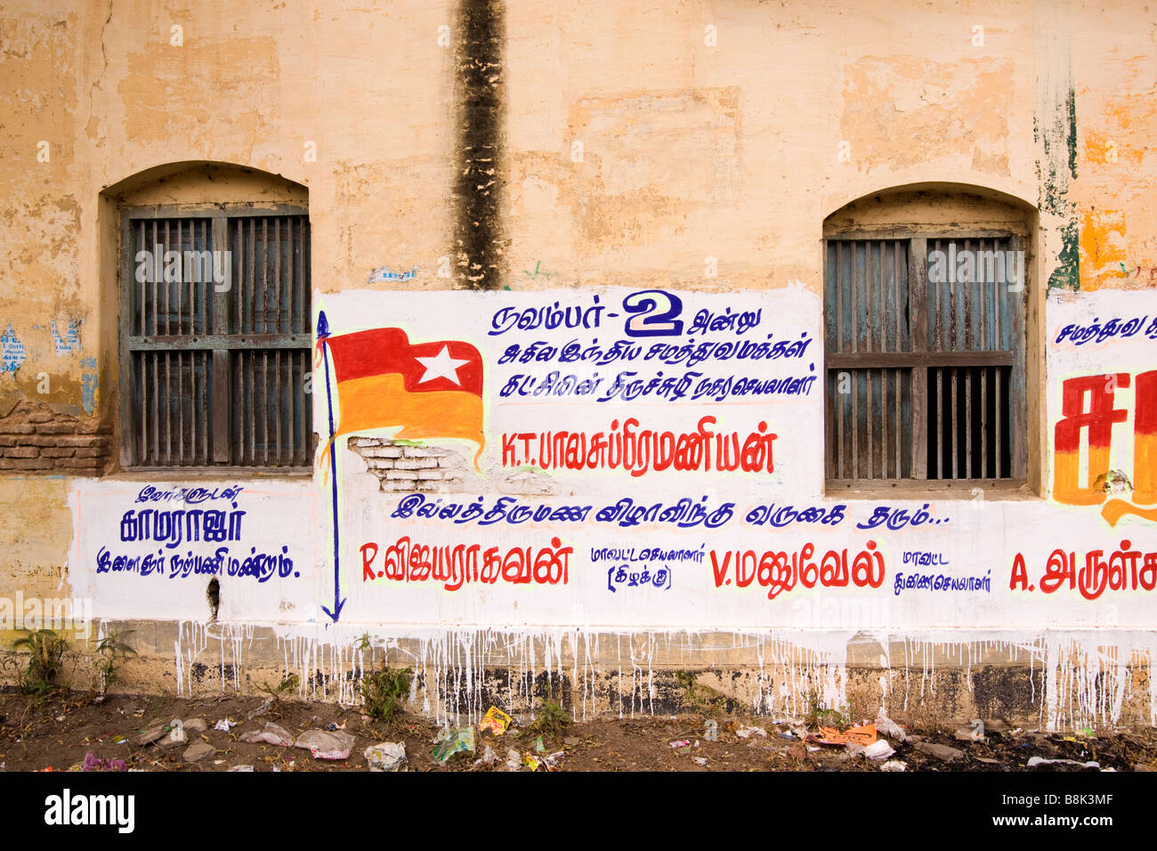 India Tamil Nadu Madurai Thiruchuli Village colorato poster politico dipinto sul muro di casa Foto Stock