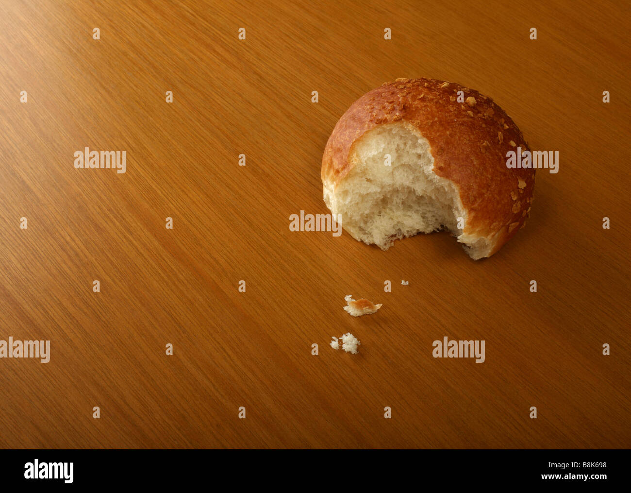 Rotolo di pane con il morso fuori di esso Foto Stock