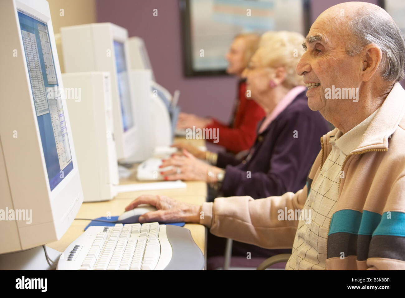 Senior uomo tramite il computer Foto Stock