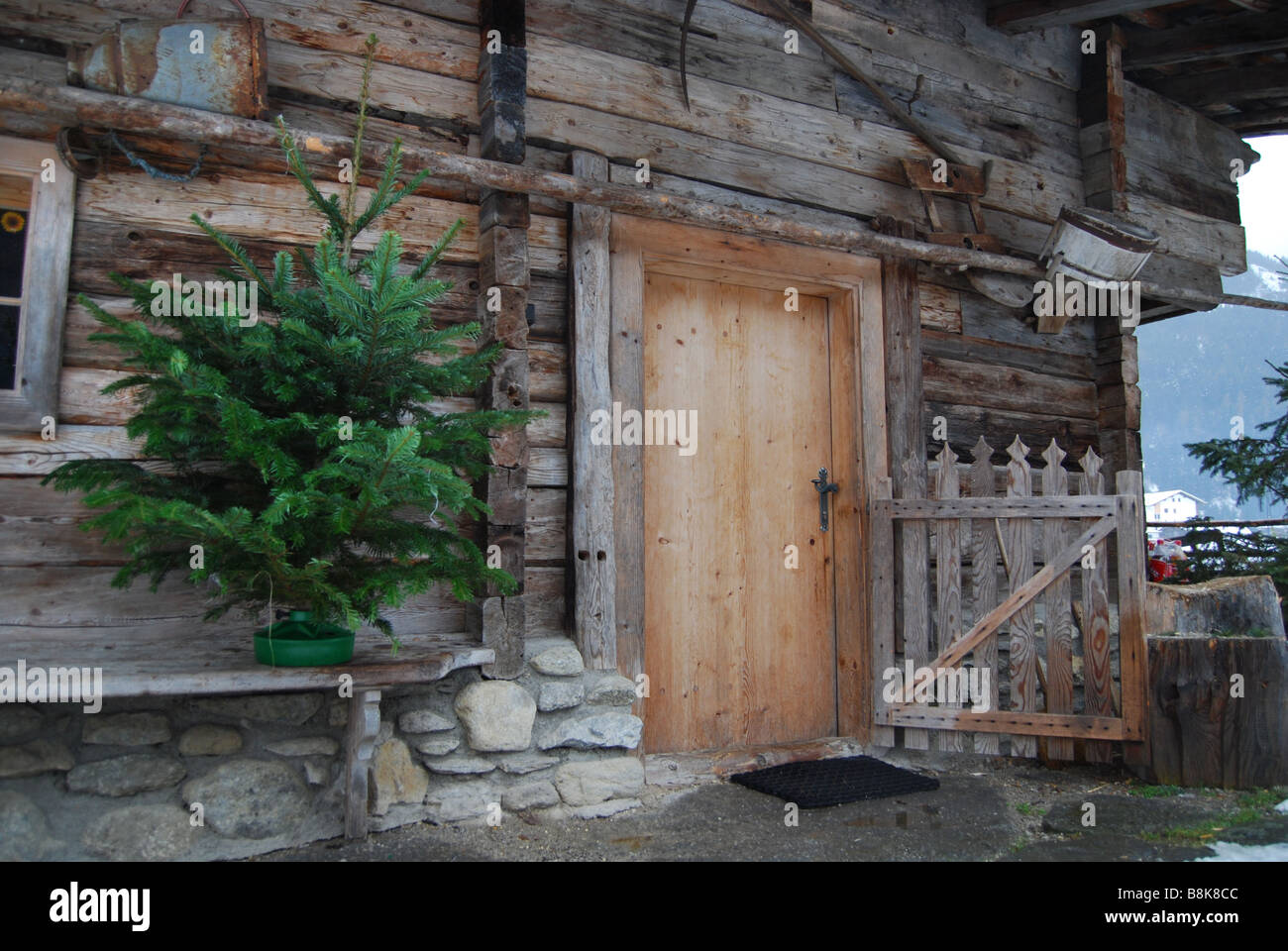Dettaglio del vecchio capannone austriaca in inverno Foto Stock