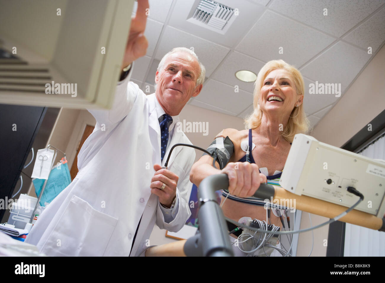 Medico con il paziente durante il controllo di integrità Foto Stock