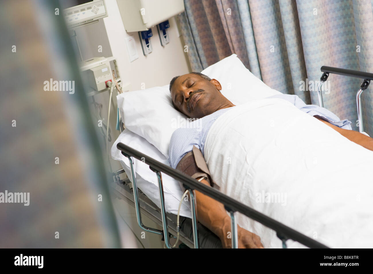 Il paziente dorme nel letto di ospedale Foto stock - Alamy