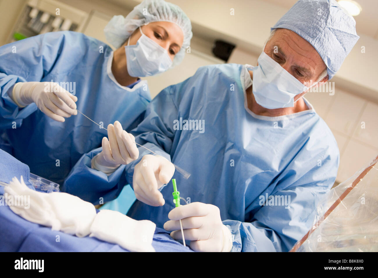 I chirurghi apparecchiature per la preparazione per la chirurgia Foto Stock