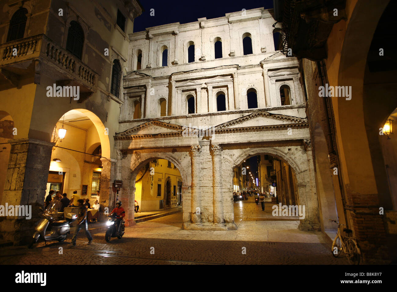 Porta Borsari Archway, Verona, Veneto, Italia Foto Stock