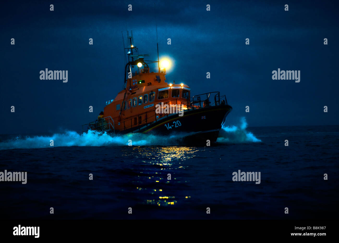 Stoppino scialuppa di salvataggio su esercizio di notte Foto Stock