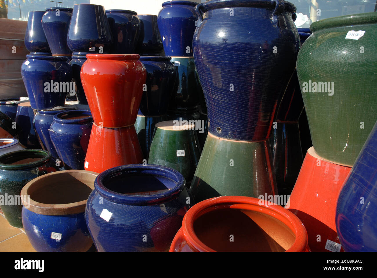 In terracotta smaltata vasi di fiori per la vendita al di fuori del negozio  di souvenir, Javea / Xabia, Provincia di Alicante, Comunidad Valenciana,  Spagna Foto stock - Alamy