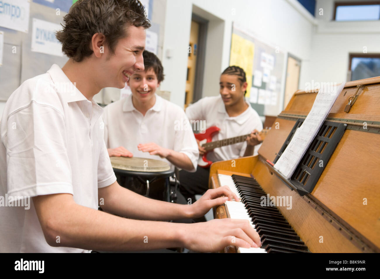 Musicisti studenti praticanti in aula Foto Stock