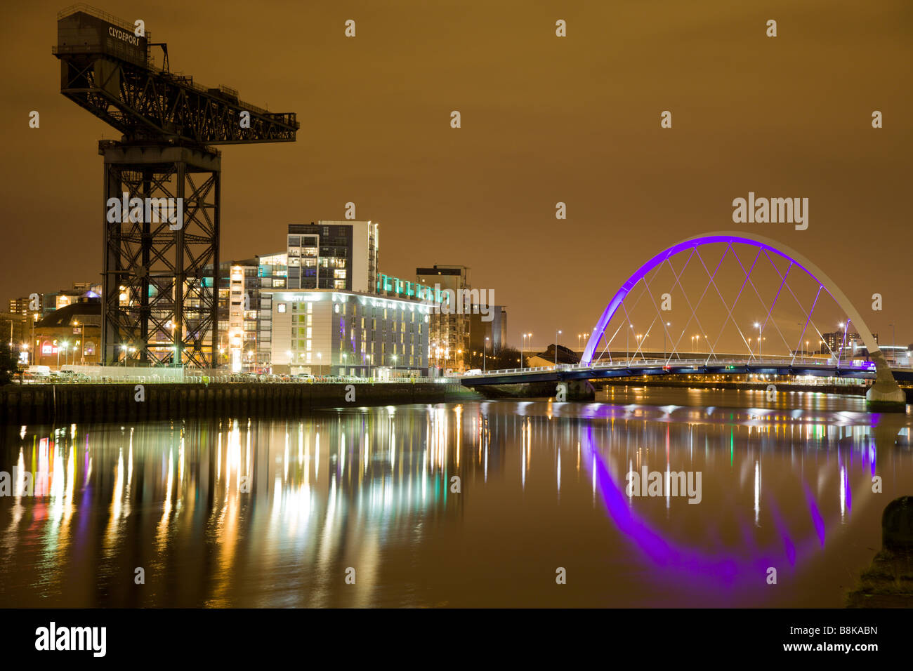 Notte Tempo immagine del Clyde Arc (Squinty Bridge) con Finnieston gru Foto Stock